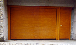 Basculante in legno con porta laterale