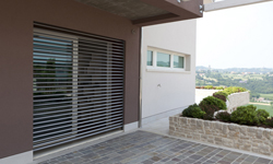 Serramento in pvc con frangisole
